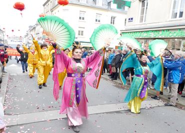 '图1：法轮功学员参加法国库唐斯市的中国年庆祝游行。'