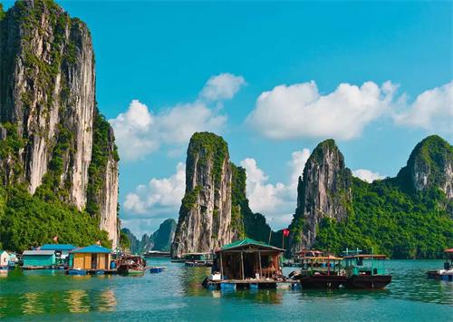 越南下龙湾的山水景色