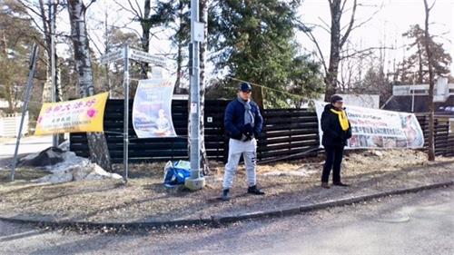 '图：法轮功学员在驻芬兰中共使馆外的和平请愿。'
