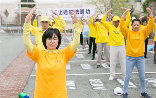 图7：来自韩国的裴女士参加集体炼功。