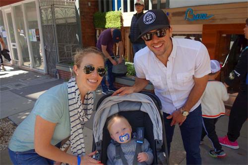 '图7：鼓手史蒂夫和妻子凯特带着儿子麦克斯（Max）一起观看游行。'