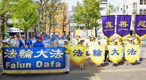 '图2：四月二十日日本法轮功学员在东京浅草集会游行纪念四·二五万名法轮功学员和平上访二十周年。'
