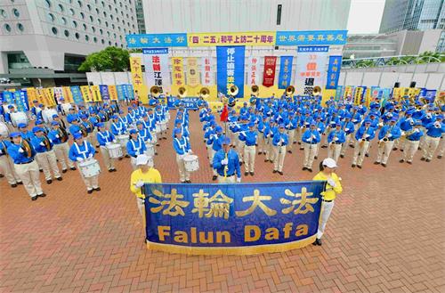 '图2：天国乐团在香港纪念“四·二五”二十周年集会上奏乐。'