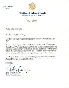 图2：美国参议员约翰·科恩祝贺世界法轮大法日