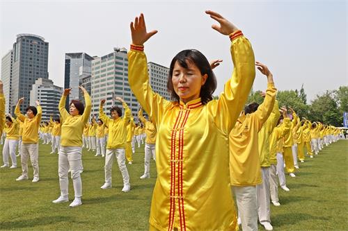 图1～11： 二零一九年五月十二日，韩国法轮功学员在首尔广场集体炼功庆祝世界法轮大法日。
