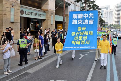 图19～31：庆祝法轮大法洪传二十七周年，韩国法轮功学员在首尔市中心举行盛大游行活动。