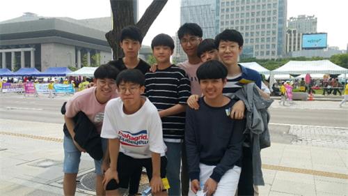 图32：韩国首尔新木中学学生们说，法轮功的游行队伍给人有一种非常温暖的感觉。