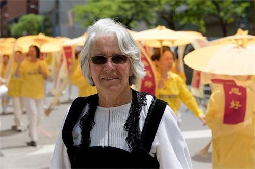 '图1：来自瑞士德语区的路特·乌尔里希（Ruth Ulrich）女士身穿瑞士传统民族服装参加纽约游行。'