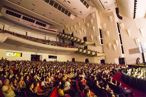 图1：二零一九年四月三十日晚间，神韵世界艺术团在台南文化中心进行来台巡演的最后一场演出，并在观众热烈的掌声中圆满落幕。