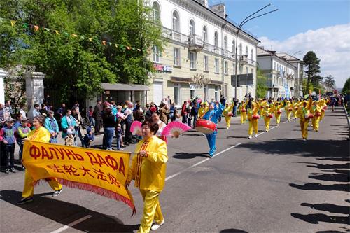 '图21～26：在俄罗斯安加尔斯克市（Ангарский）举行城市日（Kарнавал ）游行，法轮大法修炼者的游行队伍受到民众的欢迎。'