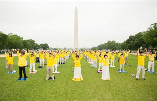 '图3：二零一九年五月四日，美国首都华盛顿地区部份法轮功学员聚集在美国国家广场集体炼功，庆祝“世界法轮大法日”。'