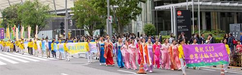 '图1～3：五月六日，来自日本各地的部份法轮功学员在东京举行活动，庆祝513世界法轮大法日及创始人李洪志大师六十八岁华诞。'