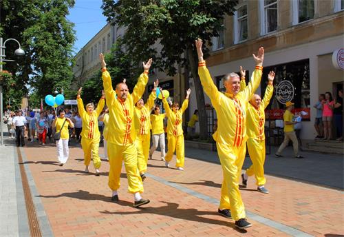 图1～4：来自拉脱维亚的法轮功学员们六月八日星期六来到陶格夫匹尔斯市，参加了当地的游行庆典活动。