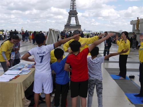 2019 6 17 paris tourist supports 05 ss