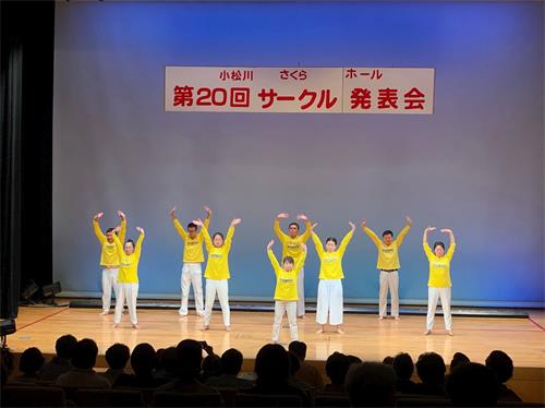 '图1～2：法轮功学员参加在日本东京都江户川区举办的“第二十届小松川樱厅团体发表会”，介绍功法。'