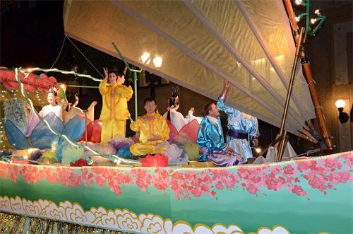 '图1～2：法轮功学员参加美国俄勒冈州波特兰市第四十三届玫瑰花节星光游行（Starlight Parade），荣获非商业团体第一名。'