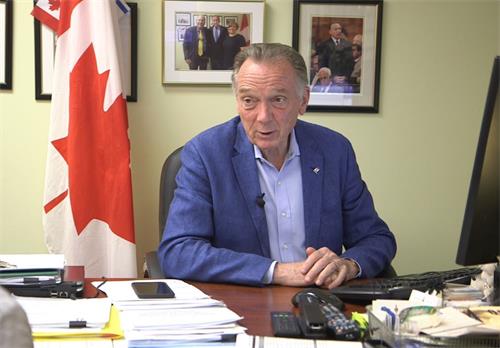 '图：加拿大国会议员彼得·肯特（Peter Kent）在多伦多接受采访时表示：加拿大应该制裁犯下反人类罪的中共官员。'