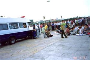 2000年7月9日早上9点钟左右，法轮功学员在天安门广场打坐炼功，向世人申诉法轮功的冤情，警察（便衣）将他们拖上警车拉走。</a