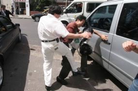 ??年12月14日，罗干到阿根廷期间，中共大使馆派出暴徒殴打抗议的法轮功学员。打手着红衣服、白衣服，脖子上挂有绿色牌子。（摄影：Carlos?Carbone）'