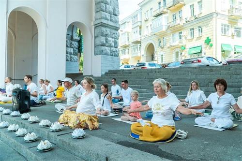 '图6～9：乌克兰首都基辅举办反迫害活动，世人签名支持法轮功'