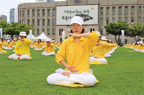 '图1～7：二零一九年七月二十日， 韩国举办“七二零” 反迫害二十周年活动，图为法轮功学员在首尔广场的草坪上集体炼功。'