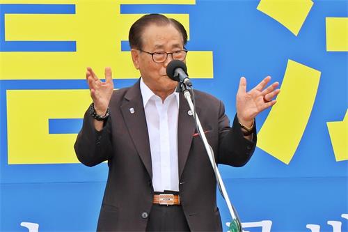 '图14：韩国基督教宣教协议总裁李基哲（音译）牧师在集会发表演说。'