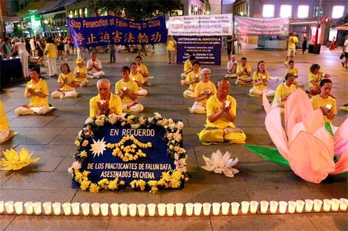 'Figura 1: el 19 de julio de 2019, los practicantes de Falun Gong vieron la luz de las velas en la Plaza del Callao en Madrid'