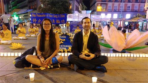 'Fig. 2: 1: el 19 de julio de 2019, en la Plaza del Callao de Madrid, la Srta. Marta y el Sr. Alberto tomaron la iniciativa de quedarse con los practicantes de Falun Gong y sentarse en el suelo, en una vigilia con velas.  Marta a la izquierda y Alberto a la derecha.