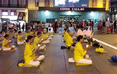 'Figura 5: El 19 de julio de 2019, los practicantes de Falun Gong se iluminaron en la Plaza del Callao en Madrid.  '