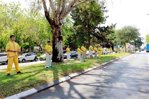 'Figura 6: el 20 de julio de 2019, los practicantes de Falun Gong se reunieron frente a la Embajada de China en España y pidieron el cese de la persecución.