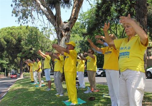 'Figura 10: El 20 de julio de 2019, practicantes de Falun Gong practicaron frente a la Embajada de China en España.  '