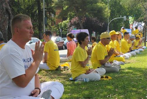 'Figura 11: El 20 de julio de 2019, los practicantes de Falun Gong practicaron frente a la Embajada de China en España.  '