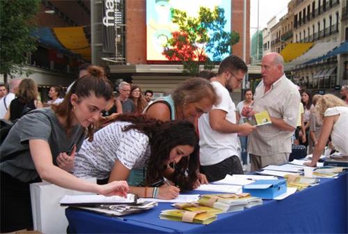 'Figura 13: el 19 de julio de 2019, los españoles firmaron el Falun Gong en la Plaza del Callao en Madrid.  '
