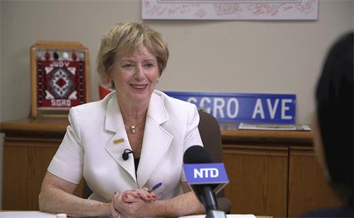 '图1：加拿大前移民部长、资深国会议员朱迪‧思格若（Judy Sgro）接受媒体采访。'