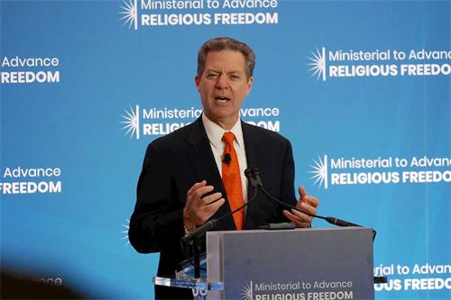'图：美国国际宗教自由大使布朗巴克'