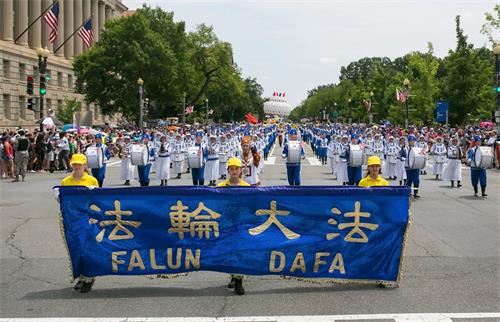 '图1：二零一九年七月四日，法轮功学员参加在美国首都华盛顿举行的独立日游行。'