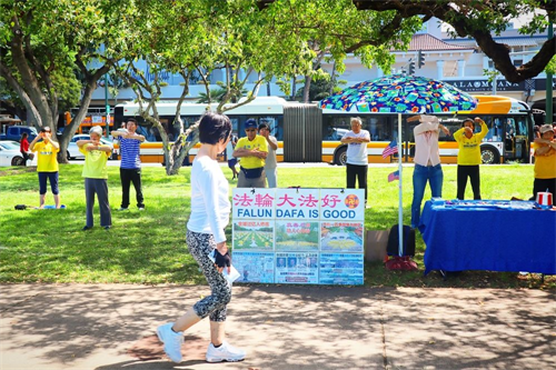 '图1：二零一九年七月四日，法轮功学员在阿拉莫阿纳海滩公园展示法轮功功法，向前来观看当晚烟花表演的民众传播法轮功的真相。'