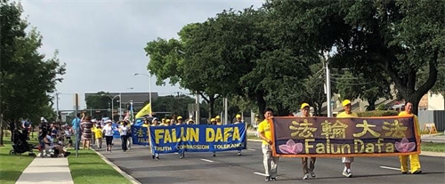 '图1～3：达拉斯地区法轮功学员参加布兰诺市国庆游行'