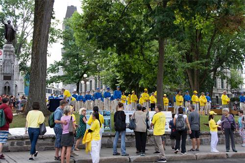 '图1：二零一九年八月十日，法轮功学员在魁北克市老城的兵器广场举行传播法轮功真相的活动'
