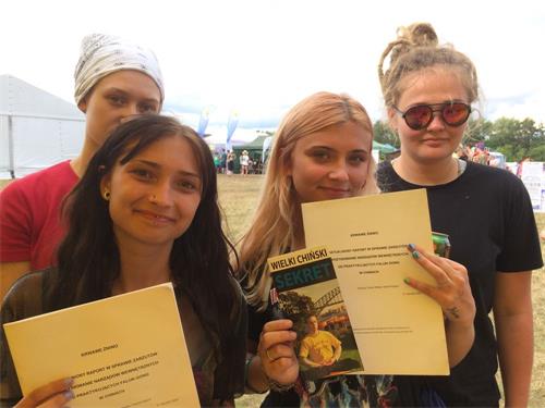 '圖20：Ania， Marta， Daria， Oliwia 四位姑娘表示：我們從心中全力支持法輪功。'