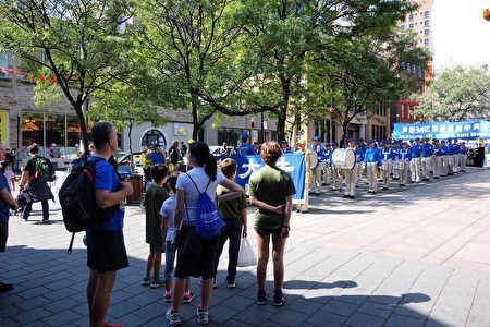 '图2～4：9月21日，蒙特利尔及周边城市的部份法轮功学员举行集会游行活动，声援中国民众三退壮举，并向民众介绍法轮功真相。'