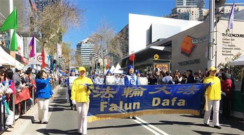 '图1～3：悉尼法轮功学员参加车士活（Chatswood）游行，受到民众喜爱'