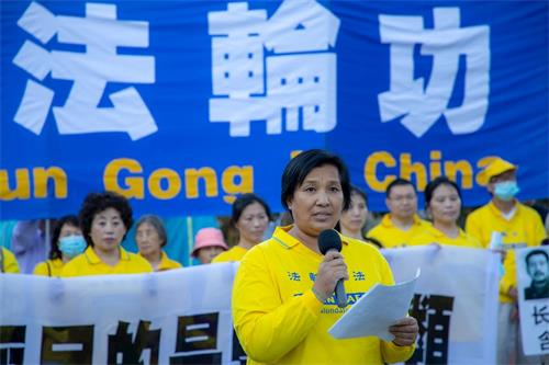 '图3：因为坚持信仰，尹丽萍在辽宁省七次被抓捕，六次被迫害得奄奄一息抬回家。她在集会中揭露中共的残酷迫害。'