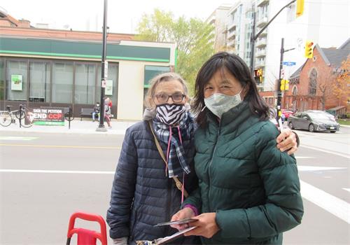 '图4:露易丝·拉罗克(Louise Larocque)女士(左)是退休法院书记官,她签名支持加拿大政府适用《马格尼茨基法》(Magnitsky Law)制裁参与迫害的中共官员。图为她和法轮功学员的合影。'