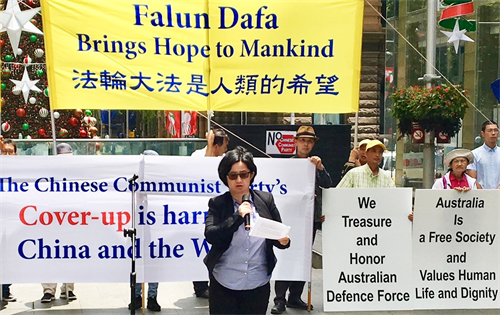 '图3：悉尼退党中心代表乔安娜·周（Joanna Zhou）在集会上指出，中共给全世界人民带来了巨大的苦难。'