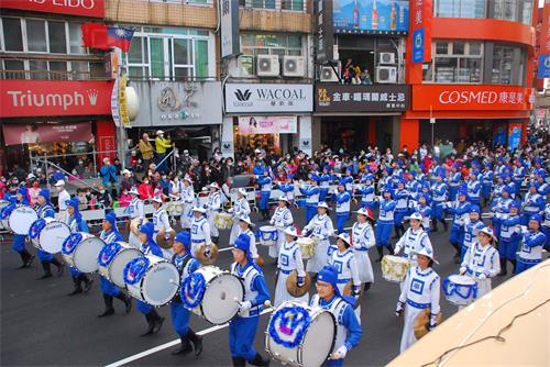 '图1～5：于二零二零年十二月十九日，台湾法轮大法天国乐团受邀参加今年的台湾嘉义市“国际管乐节”的踩街“嘉年华”，受到沿途观众的欢迎。'