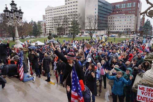 12月12日，密西根州民众冒雨集会、祈祷，反对舞弊，维护公民选举权益。