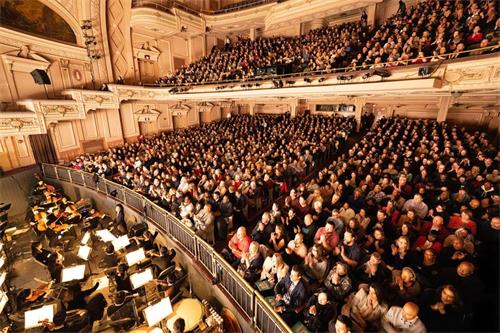 '图1：2020年2月15日，神韵环球艺术团在美国费城玛丽安剧院（Merriam Theater）的两场演出皆爆满加座。'