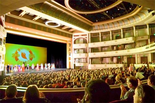 '图2：2020年2月15日，神韵国际艺术团在美国佛罗里达州圣彼得堡马哈菲剧院（Mahaffey Theater）上演的两场演出，票房全部爆满。'