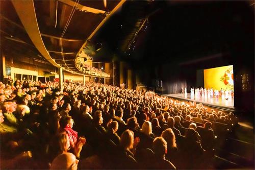 '图3：2020年2月15日，神韵巡回艺术团在德国科隆圆顶音乐厅上演两场演出，均大爆满。'